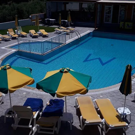 Manolis Aparthotel 2*