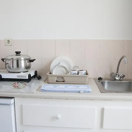 Manolis Aparthotel 2*