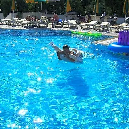 Manolis Aparthotel 2*