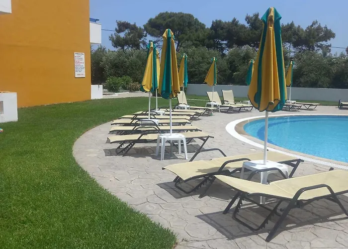 马诺利斯公寓 2*