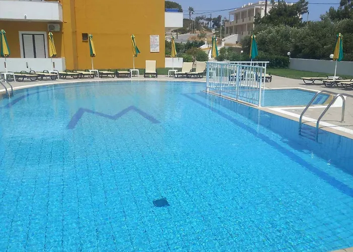 马诺利斯公寓 2*